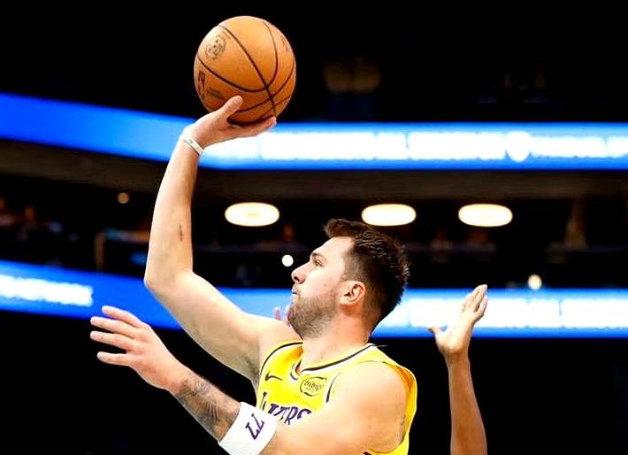 雷竞技电竞赛事德罗巴在篮网比赛中战术调整东契奇连续七场比赛得分超过伤愈复出，关键时刻孟菲斯灰熊防线松动看傻球迷的简单介绍